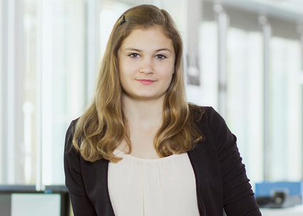 Kauffrau im Büro Impiegata di commercio in ufficio